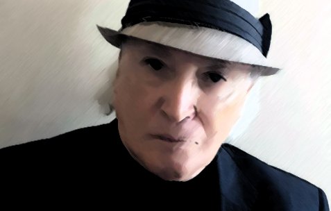 L'image montre un homme portant un chapeau gris avec un ruban noir. Il a l'air sérieux et regarde directement l'objectif. Son expression est neutre, et il porte un vêtement noir. L'arrière-plan est clair et peu détaillé, ce qui met l'accent sur son visage et sa tenue. Le style de l'image donne une impression artistique, avec un effet de peinture ou de dessin.