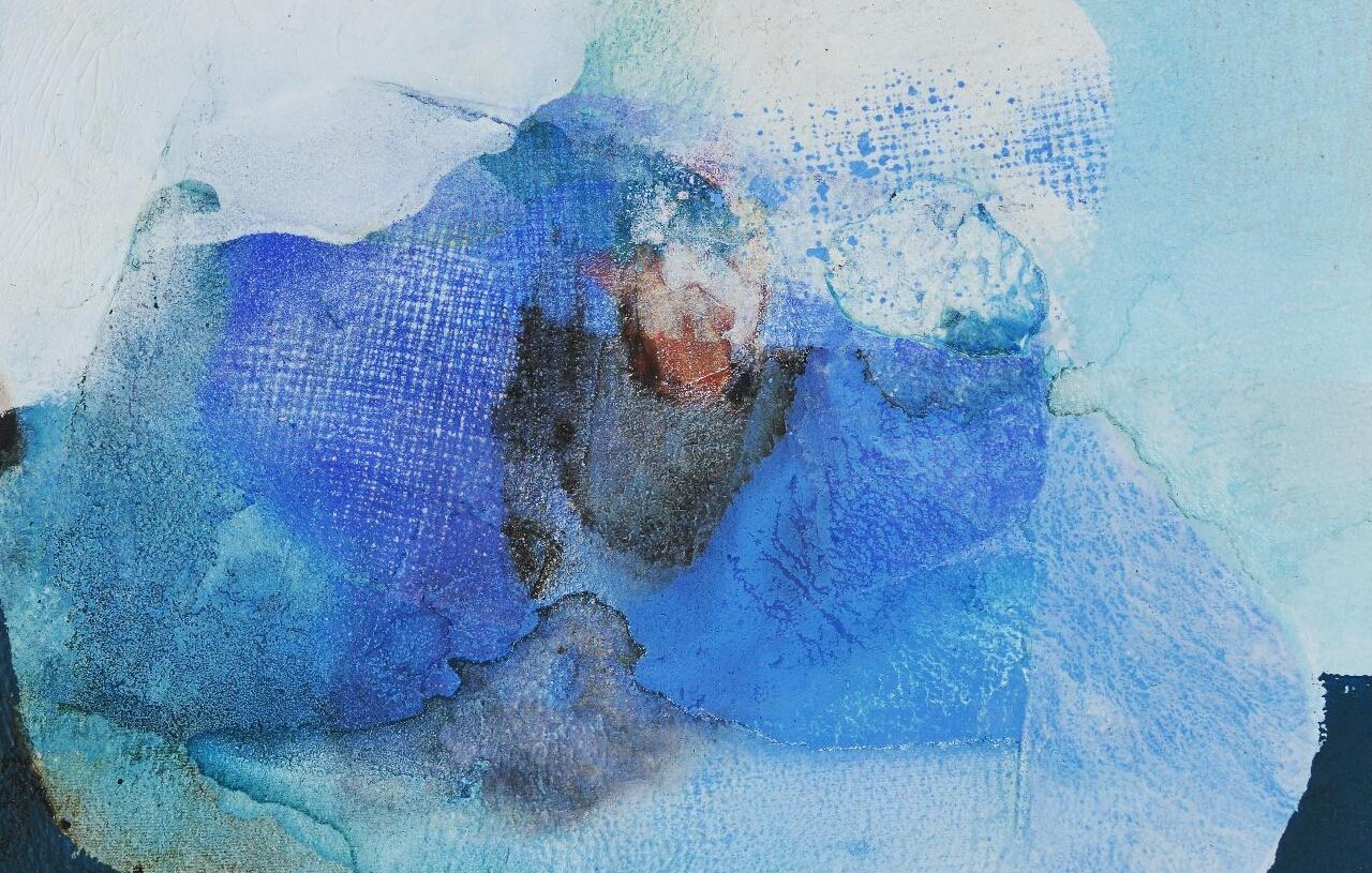 Cette image présente une composition abstraite dominée par des nuances de bleu et de turquoise. On peut voir des textures fluides et superposées, avec des touches de matières qui semblent se fondre les unes dans les autres. Des formes organiques émergent, évoquant un sentiment de profondeur et de calme. L'ensemble crée une atmosphère apaisante, presque aquatique, où la lumière joue sur les couleurs pour produire un effet dynamique.