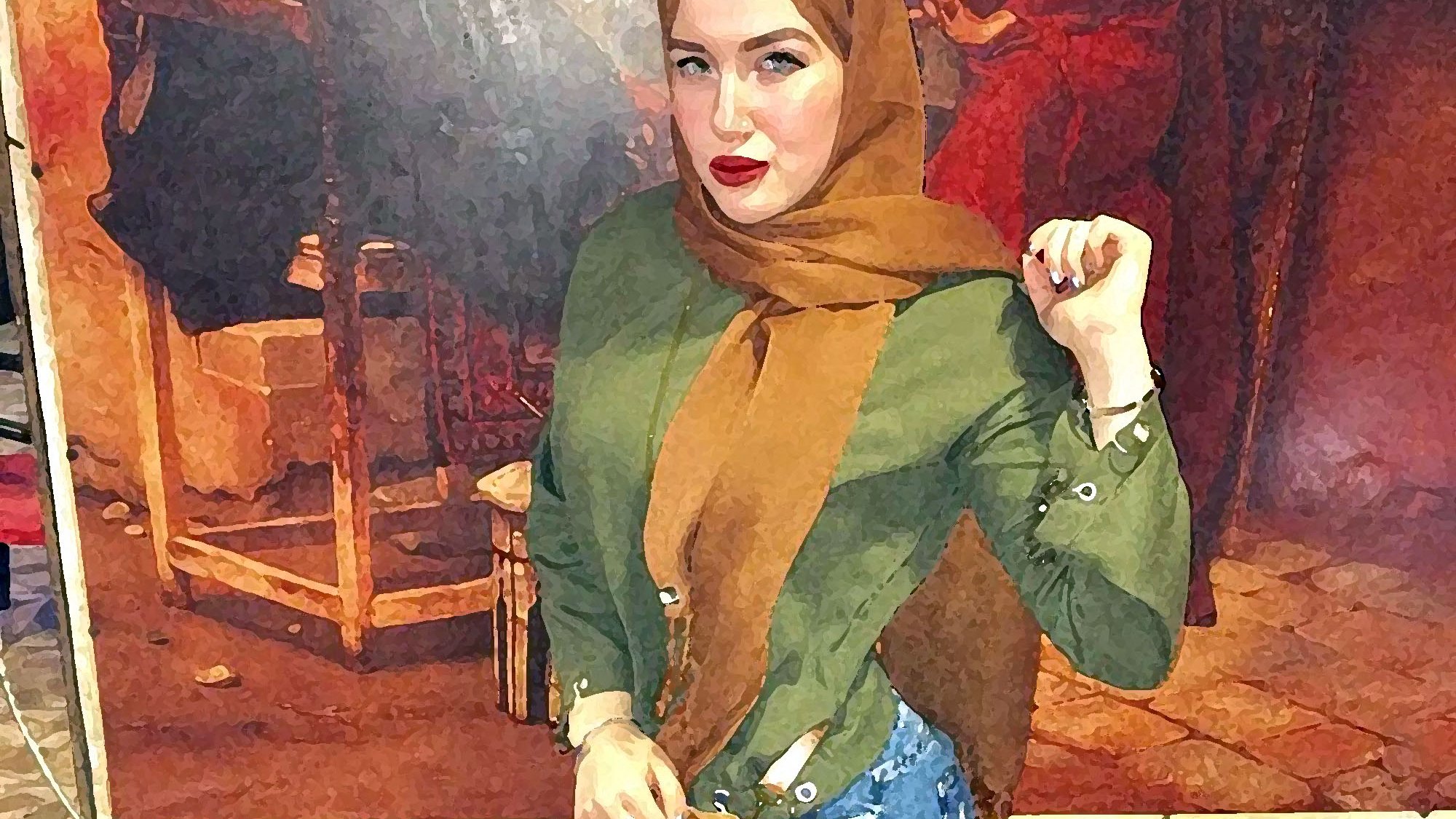 L'image montre une jeune femme se tenant debout dans ce qui semble être un café ou un restaurant. Elle porte un hijab marron ainsi qu'une chemise verte et un pantalon en jean ajusté. Ses chaussures sont marron. On peut observer un décor coloré derrière elle, représentant des personnages. La femme adopte une pose confiante, avec une main sur la hanche et un sourire sur le visage.