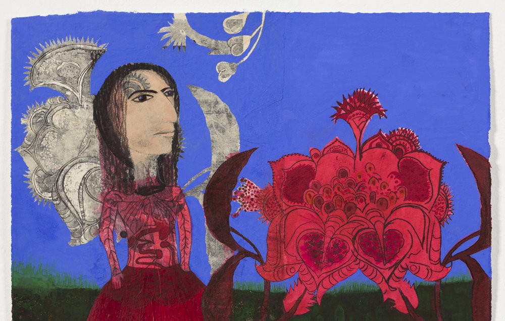 Cette image représente une femme stylisée, avec un visage expressif et des traits marqués. Elle se tient dans un paysage coloré, probablement sous un ciel bleu. À côté d'elle, il y a une grande fleur rouge ornée de motifs complexes. Le fond est composé de divers éléments, comme des formes organiques et des motifs répétitifs, qui enrichissent la composition. L'ensemble dégage une atmosphère à la fois fantastique et vibrante.