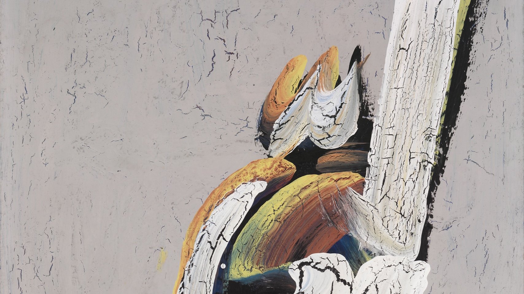 L'image présente une œuvre abstraite où des formes organiques et des textures se distinguent. On peut observer des coupures et des fissures dans la peinture, créant un contraste intéressant entre des teintes de blanc, de noir et d'orange. Les éléments semblent se superposer de manière dynamique, évoquant un paysage ou une structure naturelle. La palette de couleurs et les lignes suggèrent à la fois mouvement et profondeur, tout en invitant à une interprétation personnelle.