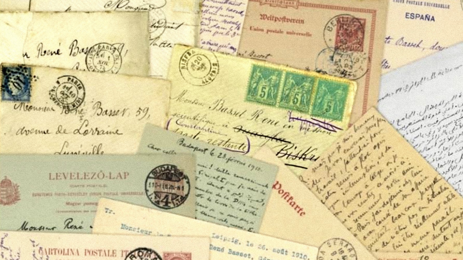 L'image présente un collage de lettres et de cartes postales anciennes. On peut voir des timbres de différentes couleurs et des écritures manuscrites sur le papier, évoquant des échanges de correspondance d'une époque révolue. Les documents sont variés en taille et en style, avec des motifs et des designs typiques du passé. Les en-têtes portent des noms et des adresses, ajoutant une touche personnelle à cette collection historique.