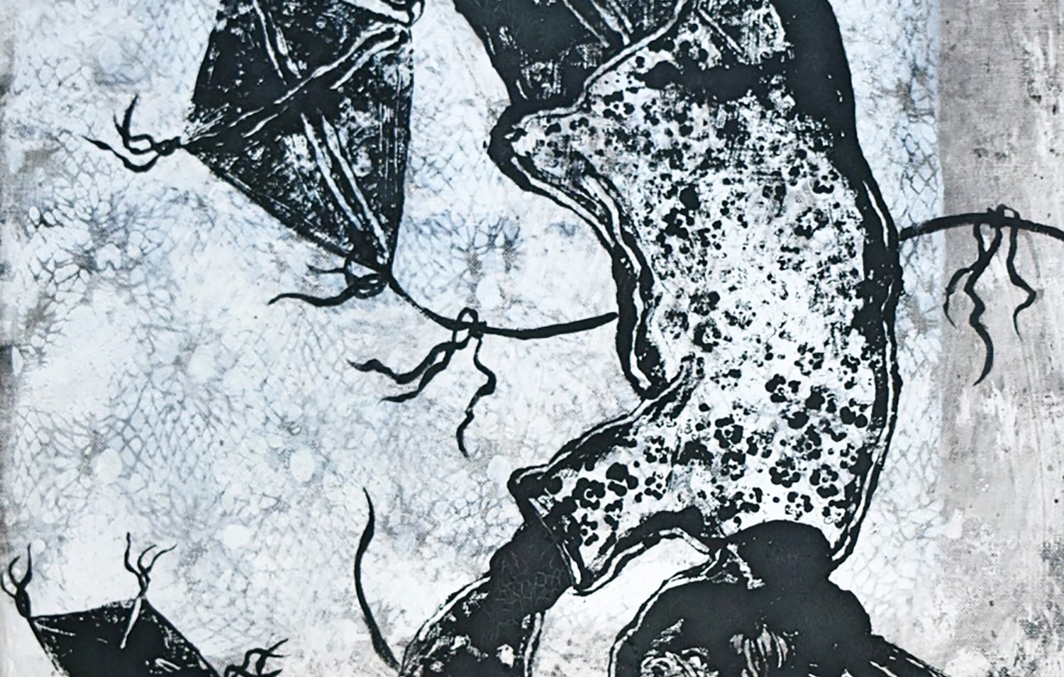 L'image représente une composition artistique en noir et blanc, avec une silhouette centrale d'une créature ou d'un personnage, probablement en train de tomber ou de se mouvoir de manière dynamique. Ce personnage semble être lié à des cerfs-volants, qui flottent autour de lui. Le fond présente des motifs texturés qui ajoutent une profondeur à l'ensemble. L'œuvre évoque une sensation de liberté, de mouvement et peut-être de lutte, avec un jeu entre le personnage et les cerfs-volants.