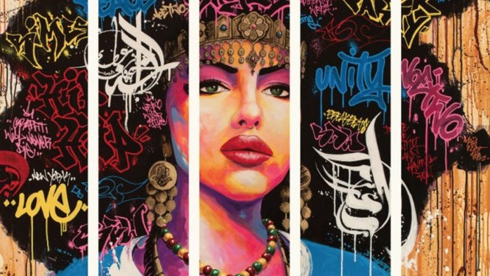 L'image représente une œuvre artistique vibrante et colorée. On y voit le visage d'une femme avec de grands cheveux afro, entourés de motifs et de graffitis multicolores. Son expression est forte et captivante, avec des éléments culturels visibles dans son look, comme des bijoux et une tenue traditionnelle. Les graffitis ajoutent une dimension urbaine à l'ensemble, mélangeant des styles et des couleurs qui attirent l'œil. L'œuvre semble évoquer des thèmes de diversité et de culture.