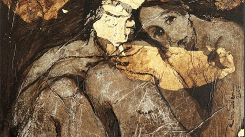 L'image représente deux figures humaines stylisées, proches l'une de l'autre. Leur corps est nu et esquissé avec des tons de brun et des éclats de couleur dorée, créant une atmosphère chaleureuse et intime. Les expressions des figures suggèrent une connexion profonde, presque contemplative, tandis que les lignes et les textures ajoutent une dimension artisanale à l'œuvre. Le fond sombre contraste avec les éléments en éclat, mettant en valeur la sensation d'intimité et de vulnérabilité.