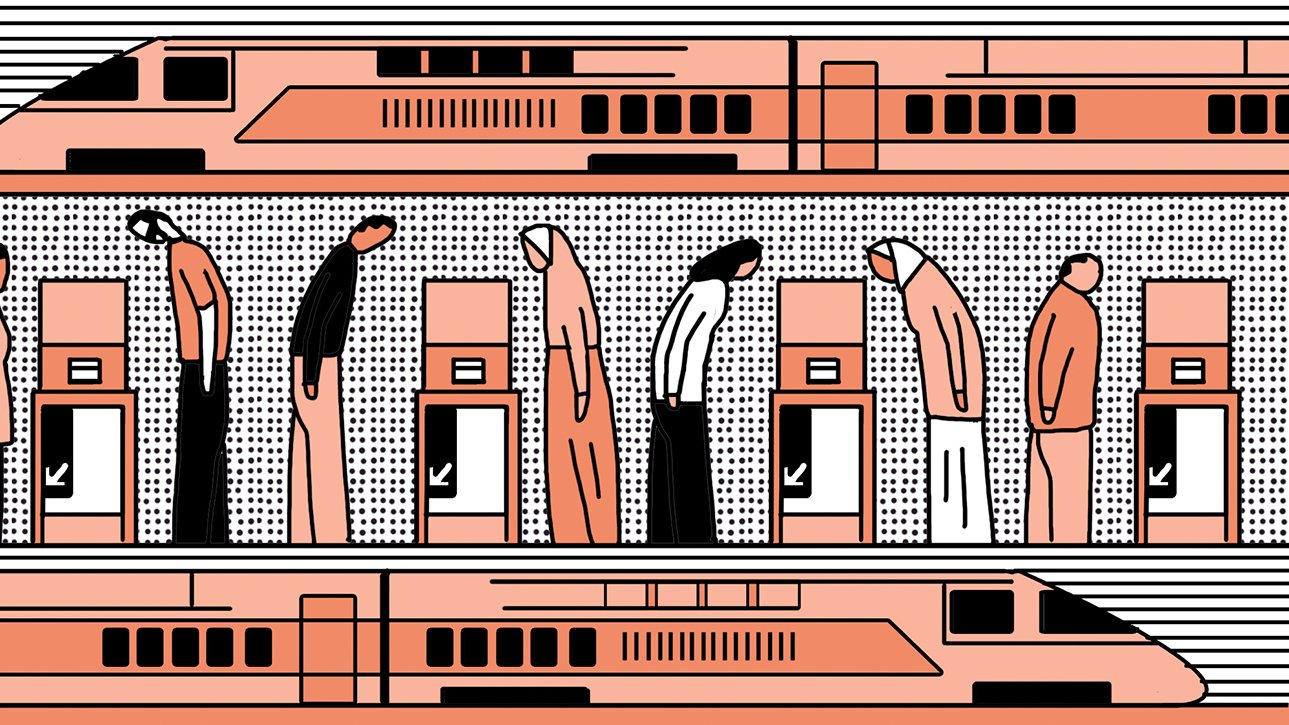 الصورة تظهر مجموعة من الأشخاص في مشهد يعبر عن الانتظار أو الترقب. الأشخاص منحنيون للأمام، في وضعيات مختلفة، وكأنهم يتطلعون إلى شيء ما أو ينتظرون دورهم. الخلفية تحتوي على تصميم لقطارات، مما يوحي بأنهم في محطة للقطارات. الألوان المستخدمة تتراوح بين الأشكال البسيطة والألوان الدافئة، مما يعزز الإحساس بالهدوء والانتظار.