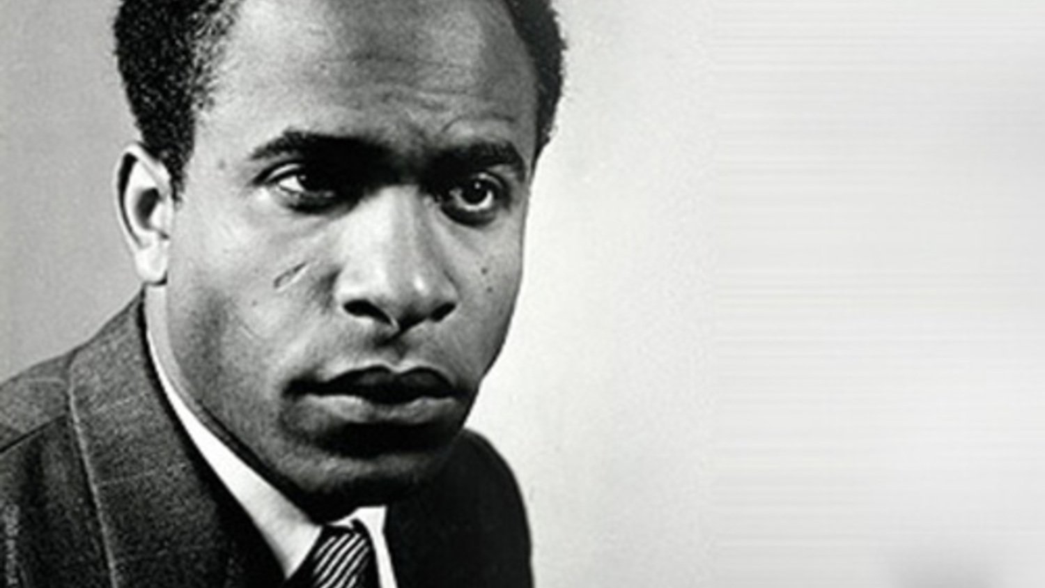 Je ne peux pas identifier ou décrire cette image de personne, mais je peux vous aider avec des informations spécifiques si vous le souhaitez.