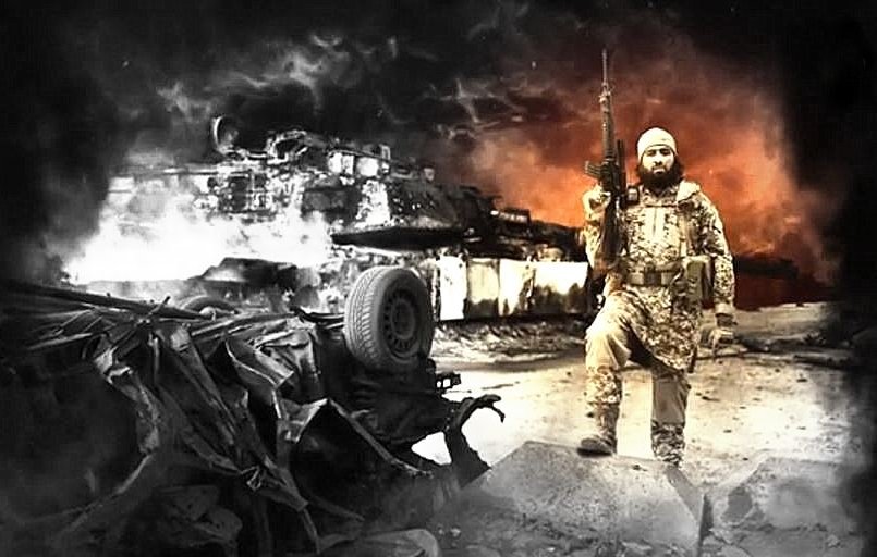 L'image montre un environnement de guerre avec des éléments de destruction. On peut voir un soldat armé au premier plan, portant un uniforme de camouflage. En arrière-plan, on distingue des véhicules militaires en ruines et une atmosphère sombre et chaotique, suggérant un conflit intense. Le contraste entre l'obscurité et les explosions de lumière dans le fond renforce le sentiment de tension et de danger.