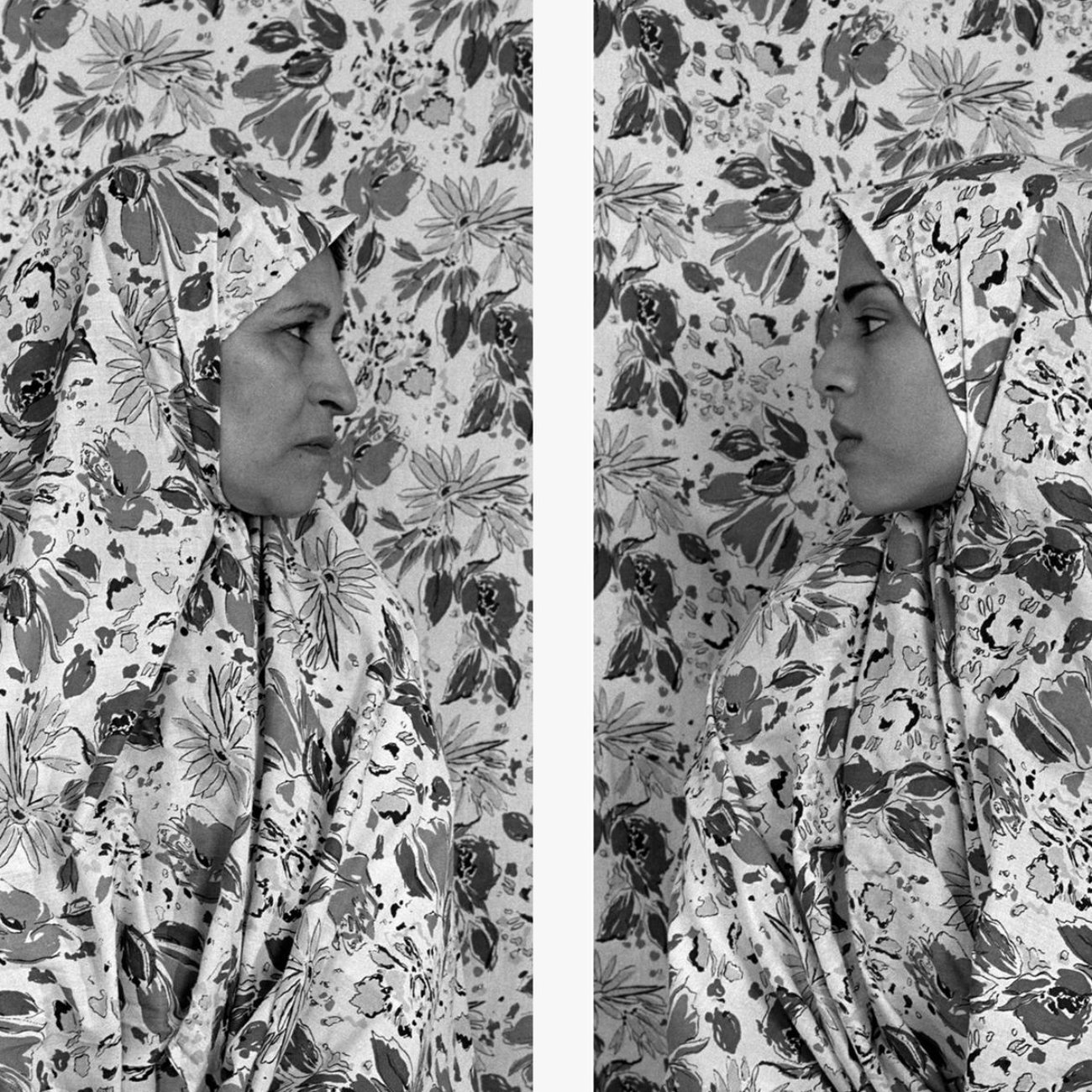 Deux femmes en profil, voilées, devant un fond fleuri en noir et blanc.