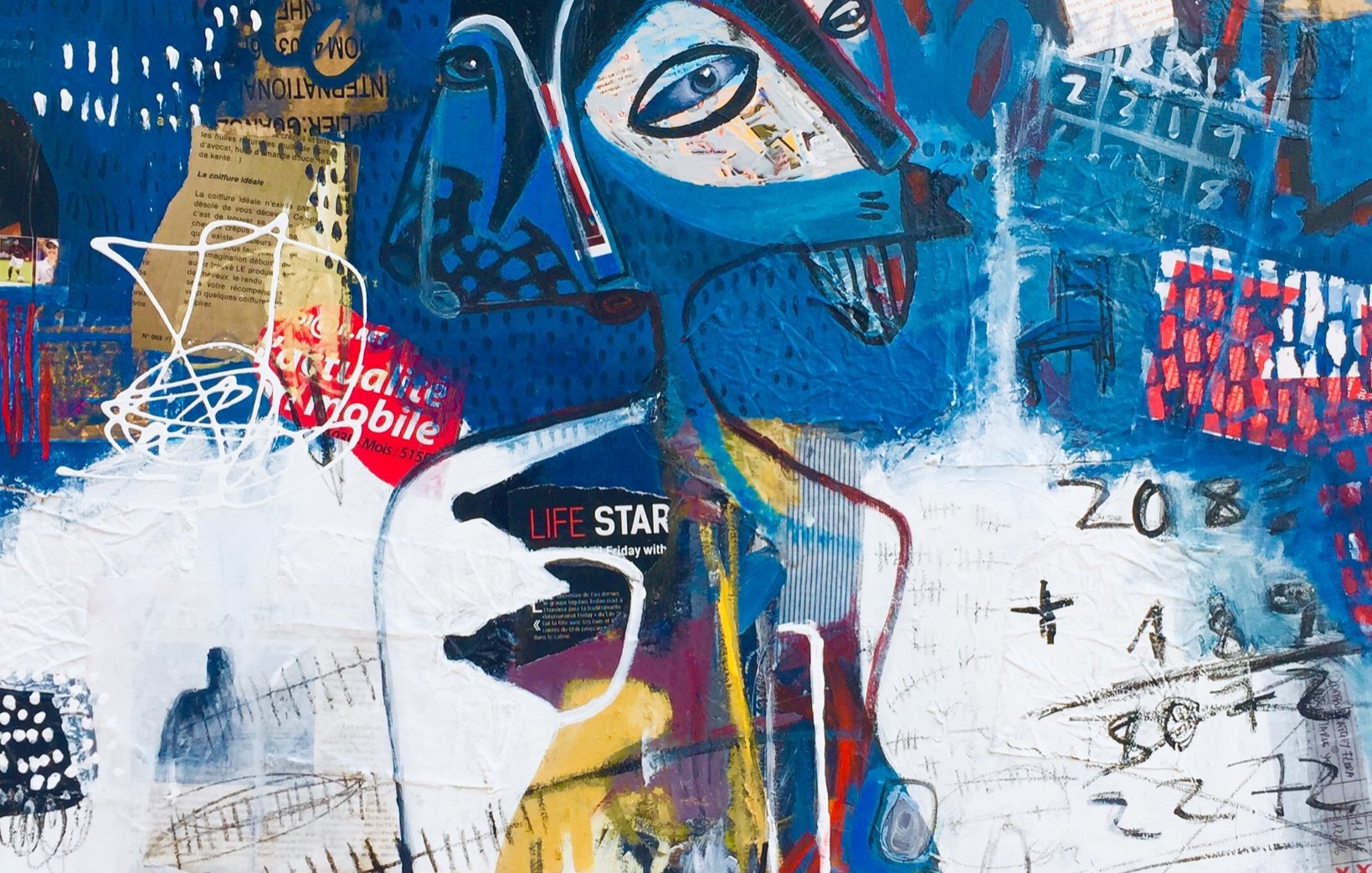 L'image présente une œuvre d'art abstraite avec des couleurs vives, notamment des nuances de bleu, de jaune et de rouge. Au centre, on peut apercevoir une figure stylisée, à la silhouette humaine, avec un visage expressif. Des éléments graphiques, comme des gribouillages et des inscriptions, ajoutent de la complexité à la composition. Les textures et les formes variées créent un effet dynamique, tandis que les mots tels que "LIFE STAR" semblent attirer l'attention. L'ensemble dégage une atmosphère contemporaine et expressive.