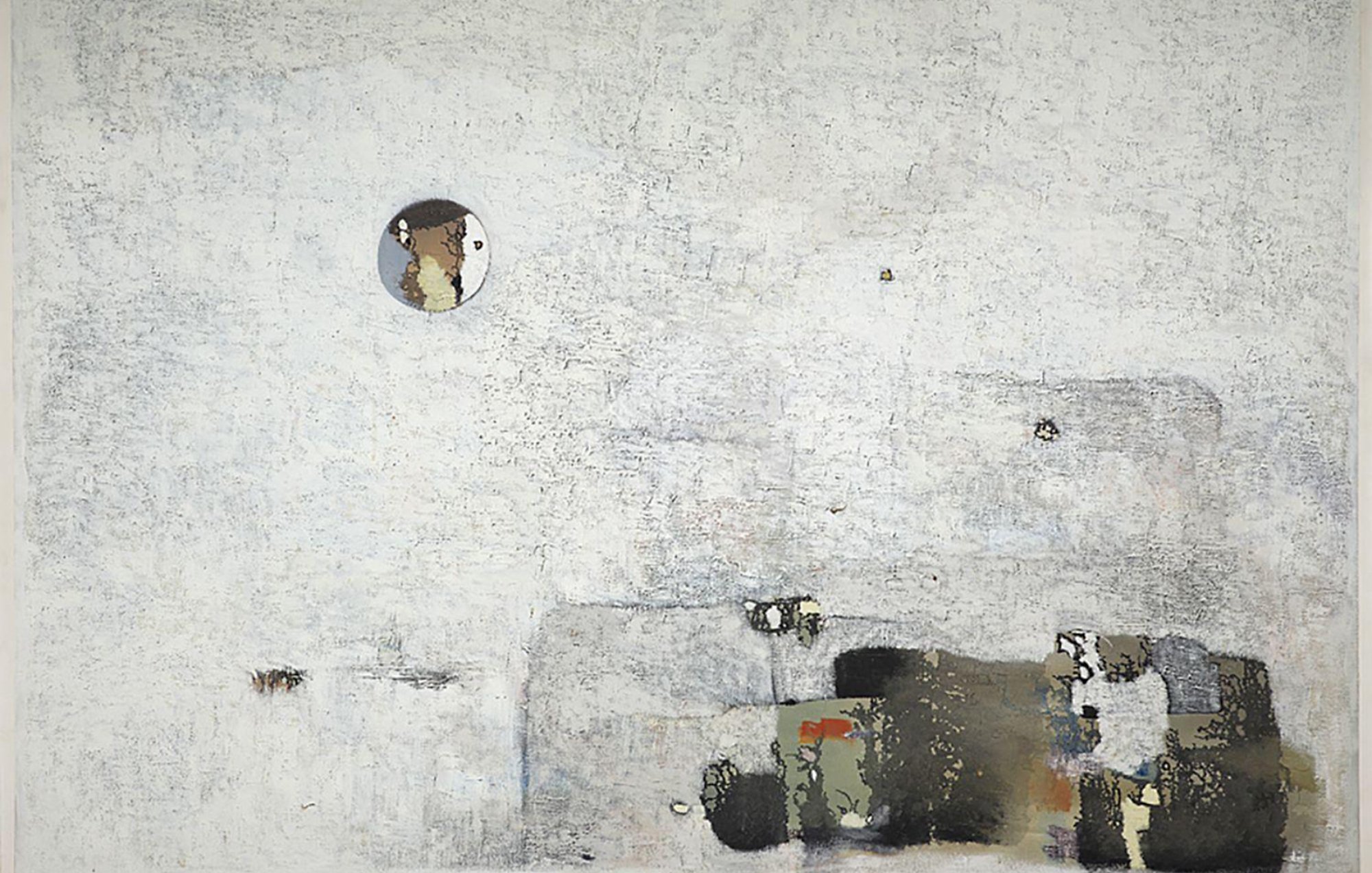 L'image présente une toile aux teintes majoritairement blanches, avec un cercle noir au centre révélant une figure stylisée. En bas, des blocs de couleurs terreuses et sombres contrastent avec le fond clair, créant une atmosphère calme et minimaliste.