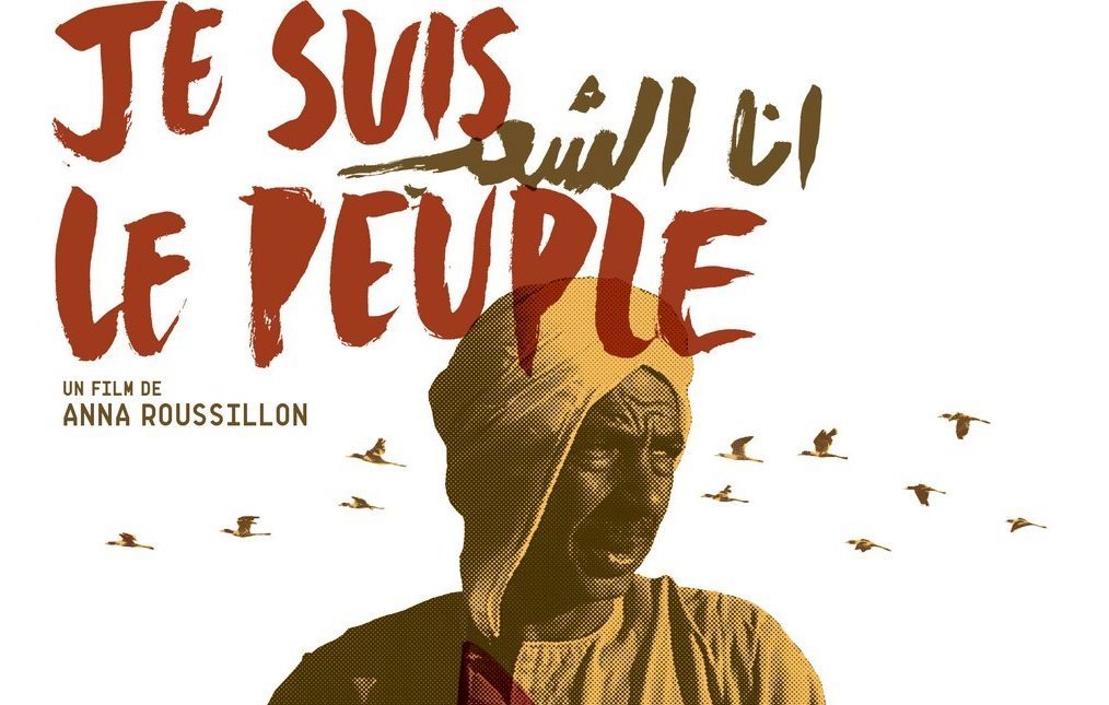 L'image est une affiche de film avec le titre "Je suis le peuple" écrit en lettres stylisées et en rouge. Au centre, on voit un homme, probablement en tenue traditionnelle, exprimant une forte émotion. En arrière-plan, il y a des silhouettes de personnes et des oiseaux qui s'envolent, créant une atmosphère dynamique et engagée. Le nom de la réalisatrice, Anna Roussillon, figure en bas, indiquant que c'est un film qui pourrait aborder des thèmes socio-politiques. L'ensemble de l'affiche évoque une recherche d'identité et de revendication collective.