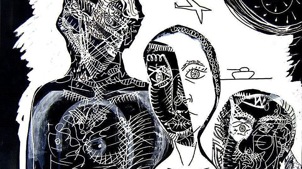 L'image présente un style artistique abstrait et monochrome. On y voit des figures humaines stylisées, avec des traits épaissis et des motifs détaillés. Les traits des visages sont exagérés, et l'utilisation du noir et du blanc crée un fort contraste. On peut remarquer des éléments symboliques, comme un avion et une forme qui pourrait représenter un plat ou un objet en hauteur. L'ensemble dégage une atmosphère intrigante, mêlant la représentation de l'humain et des éléments du quotidien.