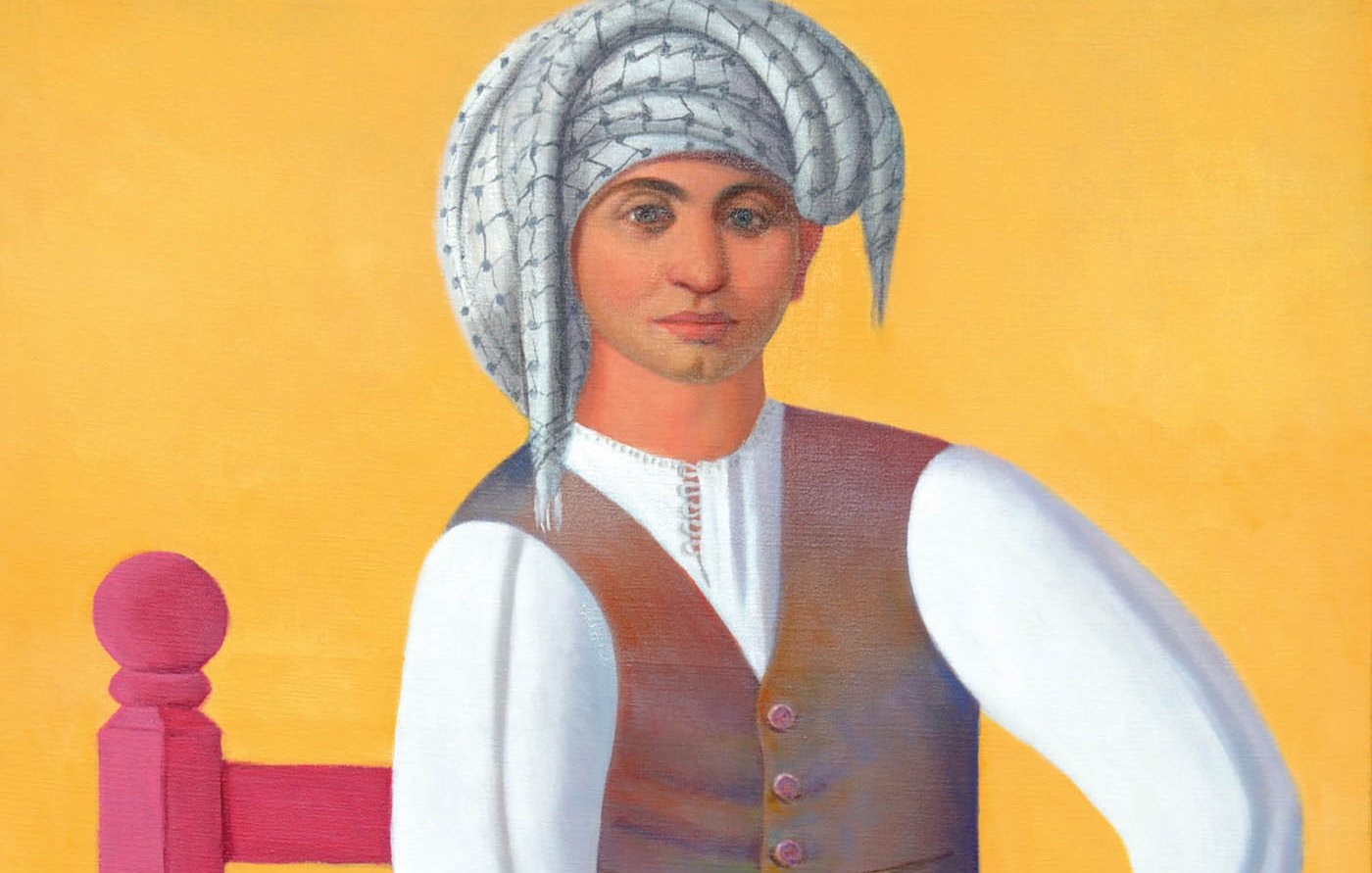 L'image représente une peinture d'un personnage assis sur une chaise rouge. Cette personne porte un costume traditionnel avec une chemise blanche et un gilet marron. Son visage est serein, et elle a un foulard ou un turban élaboré sur la tête. Le fond est d'un jaune vif, ce qui crée un contraste frappant avec les couleurs du vêtement. La composition dégage une sensation de calme et de dignité.