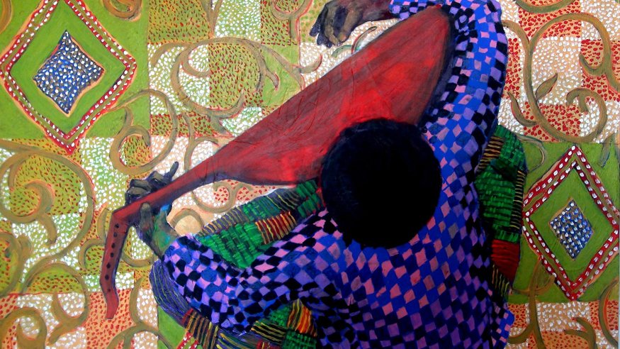 L'image représente une vue aérienne d'une personne assise sur un sol orné de motifs colorés et géométriques. La personne est habillée d'un vêtement à carreaux, avec des tons de bleu et de violet. Elle joue d'un instrument de musique à cordes, dont la forme est longue et légèrement courbée. Le fond est riche en motifs graphiques, avec des couleurs vives de vert, rouge et crème, créant un contraste dynamique avec le personnage central.