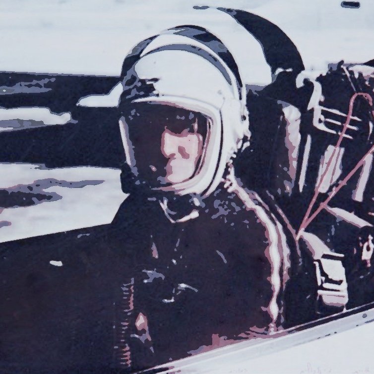 L'image montre un pilote assis dans le cockpit d'un avion ou d'un vaisseau spatial. Il porte un casque de protection et une combinaison, ce qui indique qu'il est probablement en préparation pour un vol. Le décor autour de lui semble être un environnement aéroporté ou une piste de lancement. L'ambiance de l'image évoque la technologie et l'exploration aérienne ou spatiale.