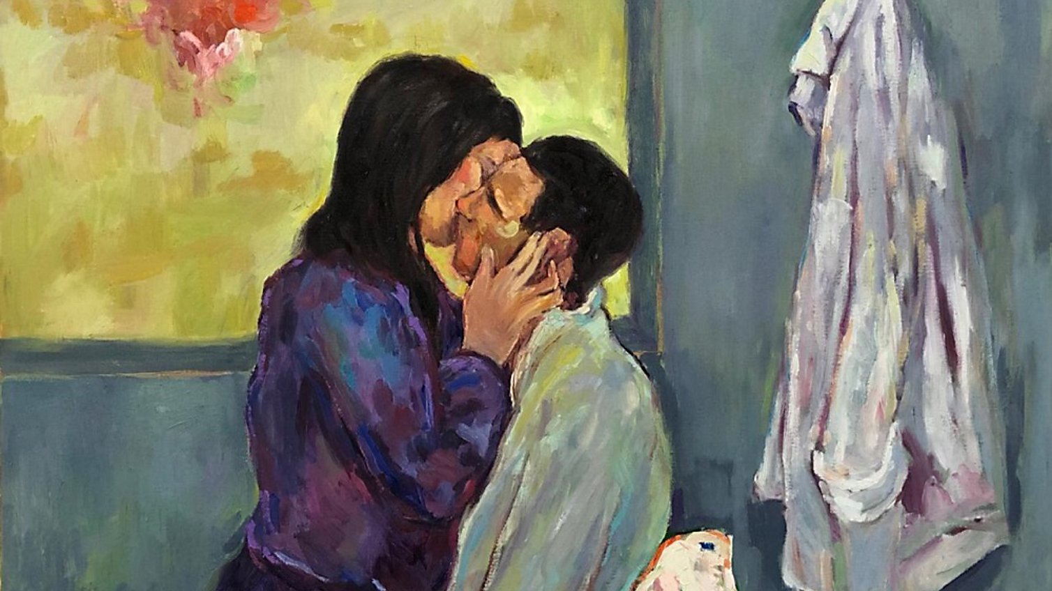 L'image représente un couple s'embrassant tendrement, reflétant une profonde connexion émotionnelle. La femme, vêtue d'une robe sombre, est penchée vers l'homme, qui porte une chemise claire. Le fond est composé de couleurs chaudes et douces, avec une touche de verdure et des fleurs, créant une ambiance intime. Un vêtement est accroché au mur, ajoutant une touche de quotidien à la scène. L'ensemble de l'œuvre dégage une atmosphère d'amour et de passion.
