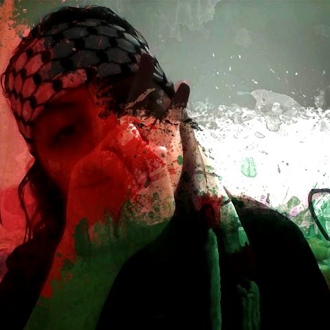 L'image présente une personne avec un foulard à motifs, probablement en lien avec un symbole culturel. L'arrière-plan est flou et artistique, avec des éclaboussures de couleurs qui créent un effet visuel dynamique. L'expression de la personne semble réfléchie, ajoutant une touche d'émotion à la composition. L'ensemble transmet une atmosphère engageante et intrigante.