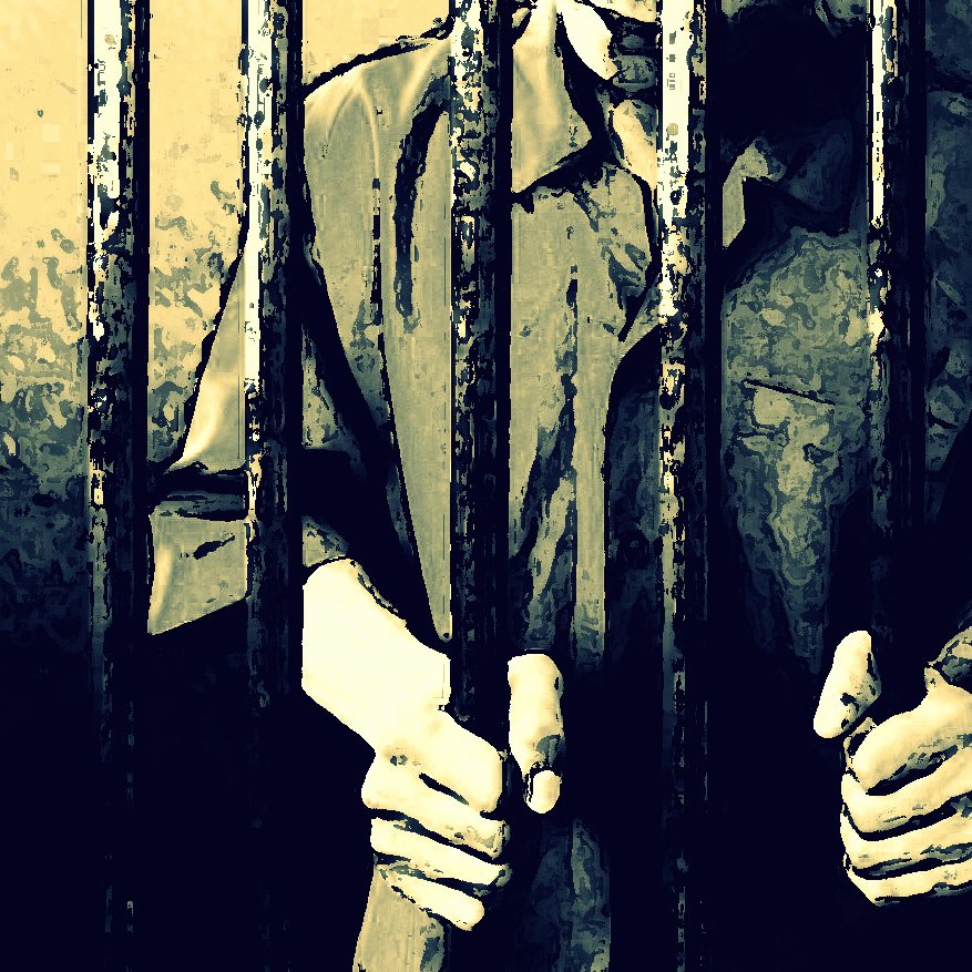 L'image montre une silhouette humaine derrière des barreaux, illustrant une ambiance de détention ou d'emprisonnement. Les mains de la personne sont visibles, agrippant les barreaux, ce qui renforce le sentiment d'enfermement. L'éclairage est sombre, mettant en avant les barres de fer, et l'atmosphère générale évoque des émotions telles que la solitude ou l'abandon.