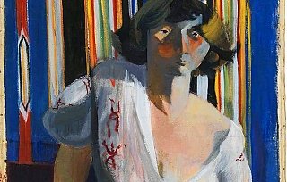 L'image représente une peinture au style moderne, mettant en avant une femme assise. Elle a des cheveux courts et porte un haut blanc orné de motifs, qui contraste avec un fond coloré composé de bandes verticales aux teintes vives. L'éclairage accentue certaines features de son visage, lui donnant une expression contemplative. Les couleurs vives et les formes stylisées reflètent une atmosphère dynamique et expressive.