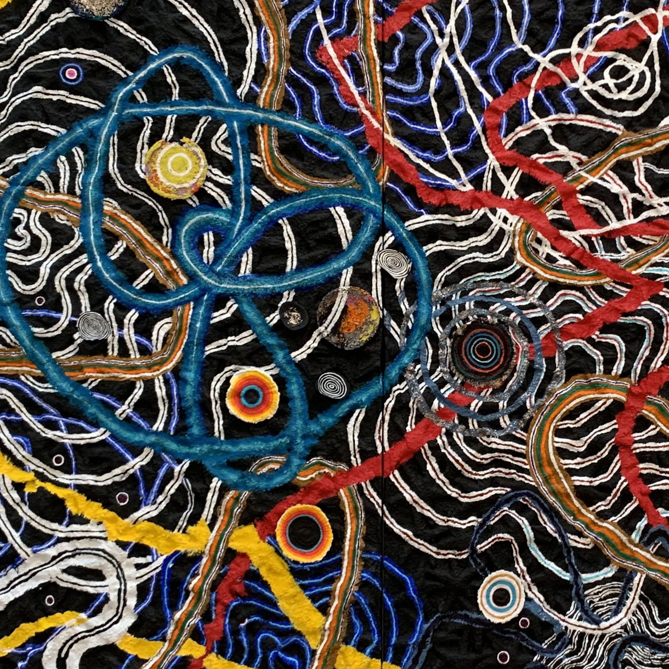 تظهر الصورة تصميمًا معقدًا يتميز بأشكال متداخلة تمثل خطوطًا وألوانًا متنوعة. تتداخل الألوان الزاهية مثل الأزرق والأحمر والأصفر مع الخلفية الداكنة، creating a sense of عمق وحركة. يبدو أن الأشكال تشكل شبكة أو نظامًا، مع دوائر متكررة ونمط تجريدي يعكس أنواعًا من الأبعاد أو المسارات. يمكن أن يثير هذا التصميم تأملات في الطبيعة أو الفضاء أو الأنماط المعقدة في الحياة.