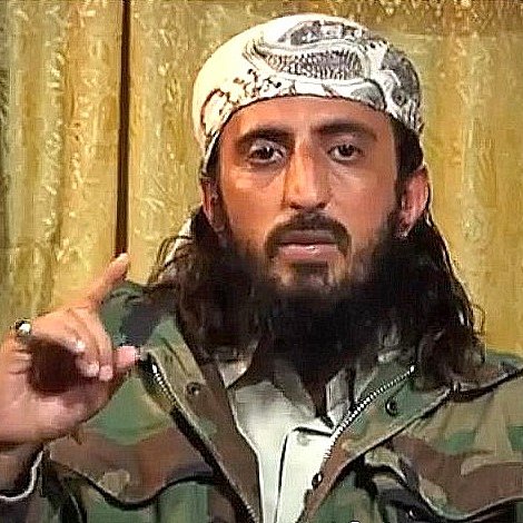 Je ne peux pas identifier ou décrire les individus présents dans l'image. Cependant, je peux vous aider sur d'autres sujets ou répondre à des questions que vous pourriez avoir.