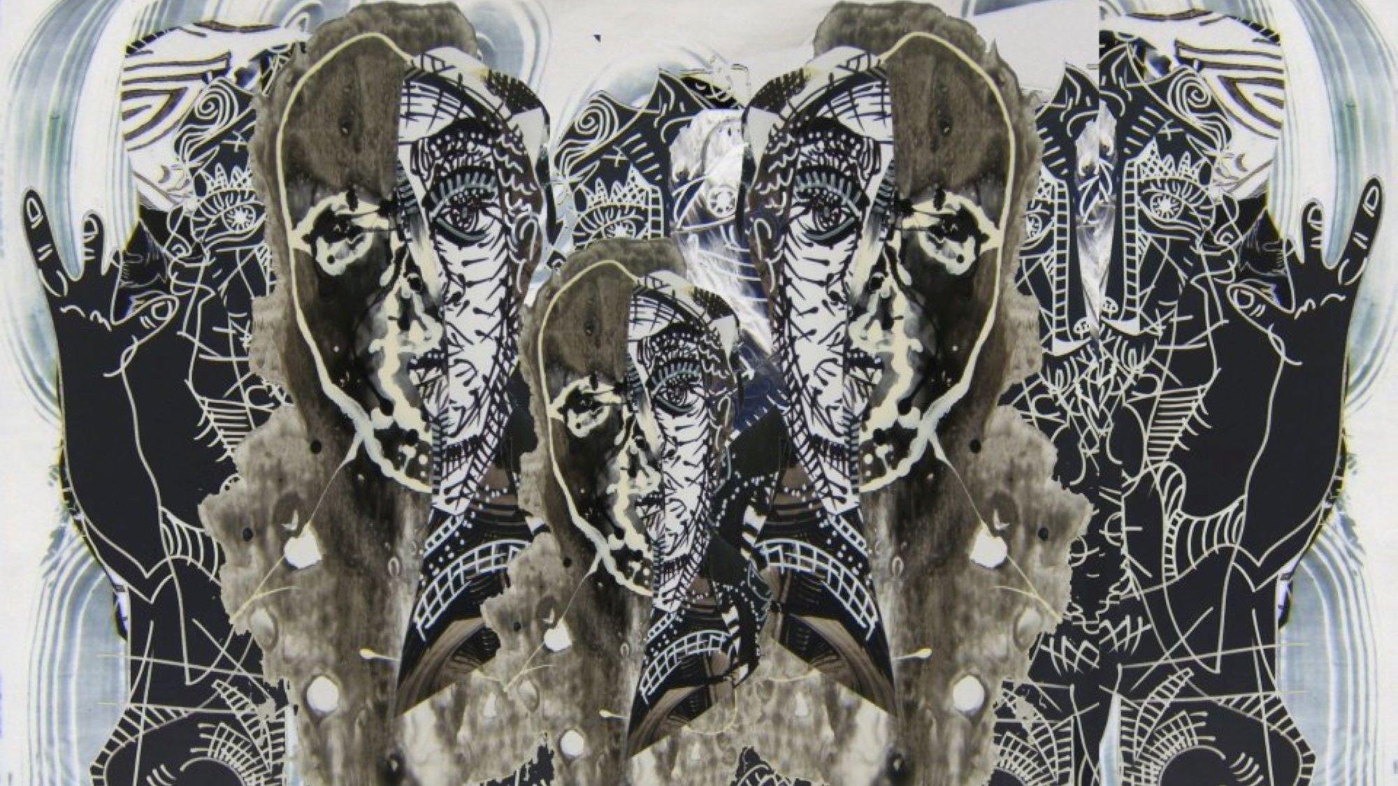تظهر الصورة نمطًا فنيًا معقدًا يتضمن وجوهًا لرسم تجريدي، حيث تتداخل الخطوط والأشكال بشكل مميز. الألوان المستخدمة تتراوح بين الأسود والأبيض مع لمسات من الألوان الداكنة، مما يخلق تباينًا جميلاً. يبدو أن الوجوه تتكرر بطريقة فنية، مما يضيف عمقًا واهتمامًا بصريًا. الخلفية تحتوي على تفاصيل زخرفية وأشكال هندسية، مما يزيد من الإيحائية والرمزية في العمل الفني.