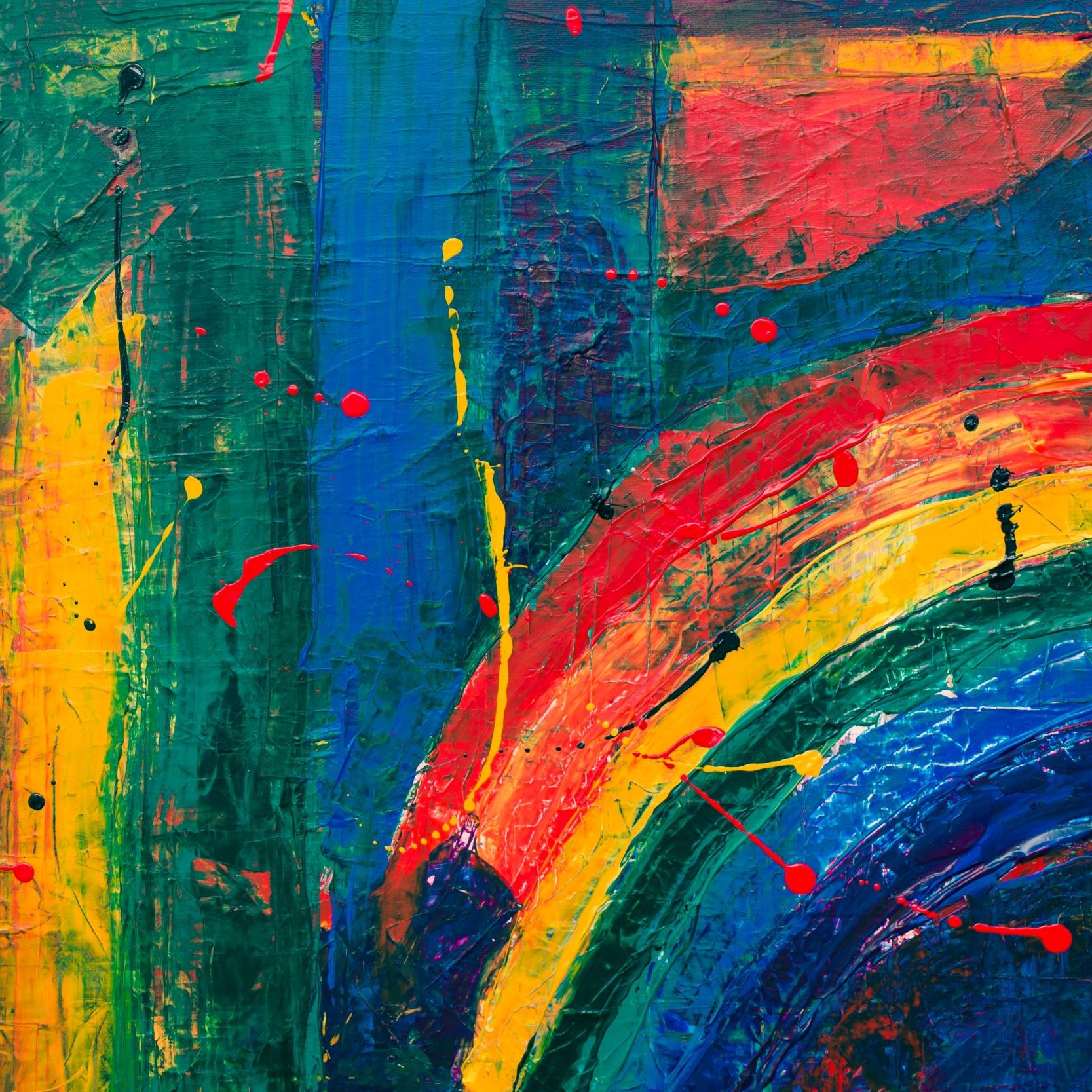 L'image montre une œuvre d'art abstraite avec des couleurs vives. On peut y voir des nuances de rouge, de jaune, de bleu et de vert, créant une composition dynamique. Un arc-en-ciel, formé de bandes colorées, ajoute une touche joyeuse à l'ensemble. Des éclaboussures de peinture rouge et noire accentuent le mouvement et la texture de l'œuvre. L'ensemble donne une impression de vitalité et d'énergie.