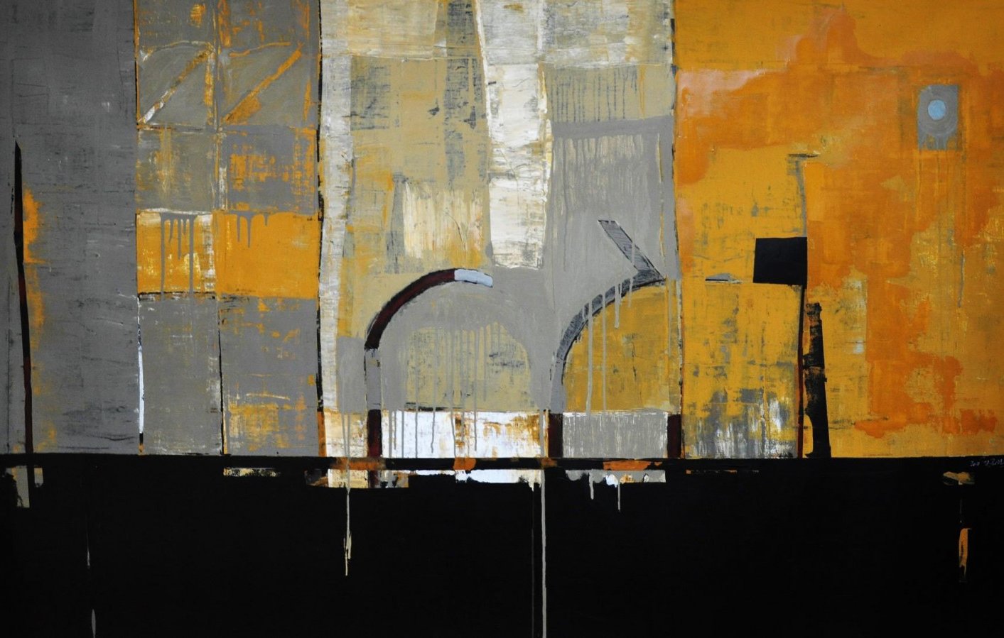 Cette image représente une œuvre abstraite avec des couleurs dominantes de gris, jaune et noir. On observe des formes géométriques et des lignes qui se croisent dans une composition suggestive. Les nuances jaunes ajoutent de la chaleur, contrastant avec les zones sombres. Le travail de texture est également pertinent, avec des éléments qui semblent être superposés, créant une profondeur visuelle. L'ensemble donne une impression moderne et dynamique, invitant à l'interprétation personnelle.