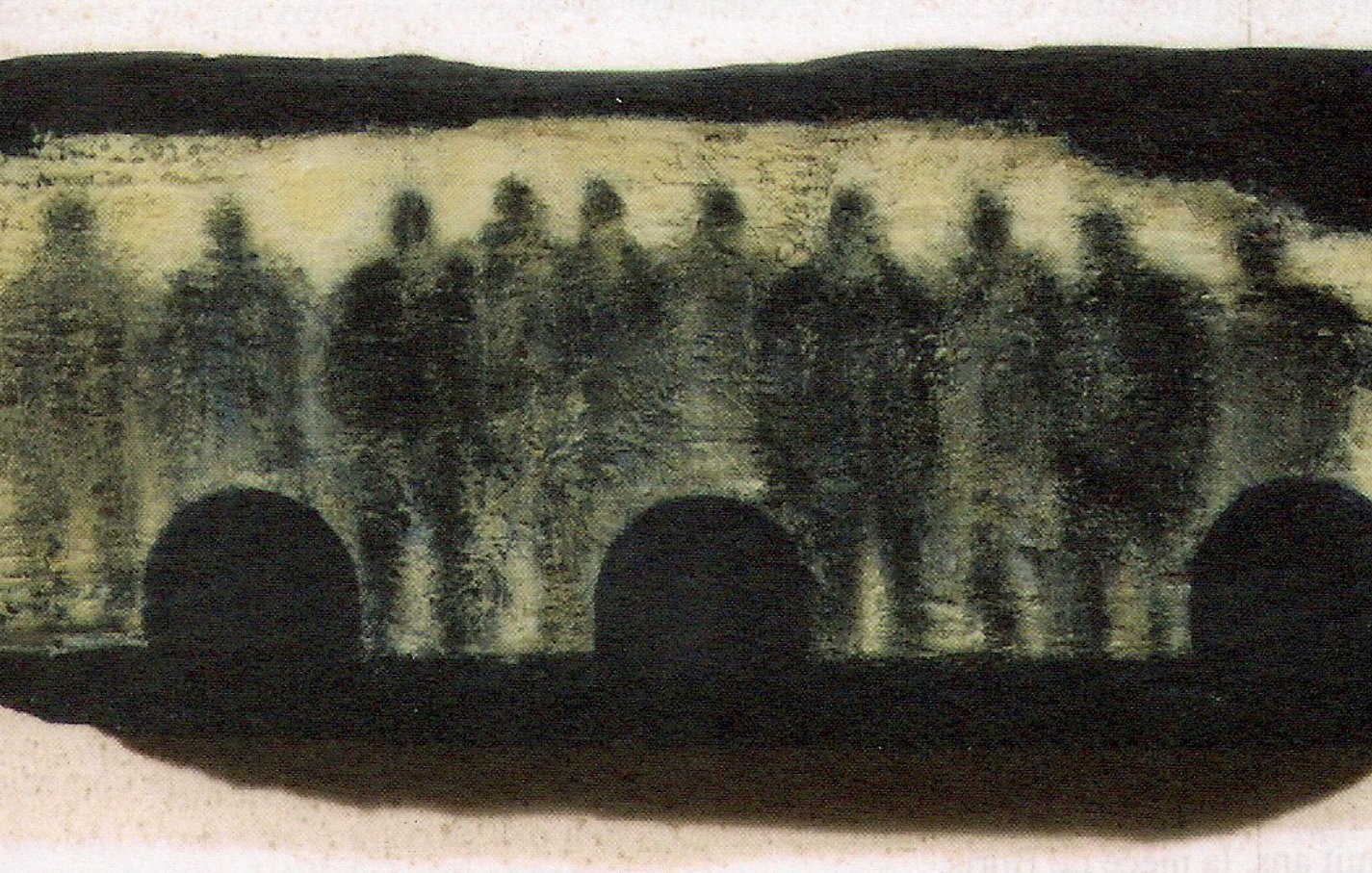 الصورة تظهر قطعة من الحجر أو الطين عليها نقش أو رسومات ظلية لأشخاص. تبدو الأشكال مظلمة وخافتة، مع وجود فراغات دائرية تحتها، مما يوحي بأنها تمثل مجموعة من الأشخاص يقفون أمام شيء ما. الخلفية ذات لون فاتح، مما يخلق تباينًا مع الأشكال الموجودة عليها. التصميم قد يحمل دلالات ثقافية أو تاريخية تعكس عصور ماضية.