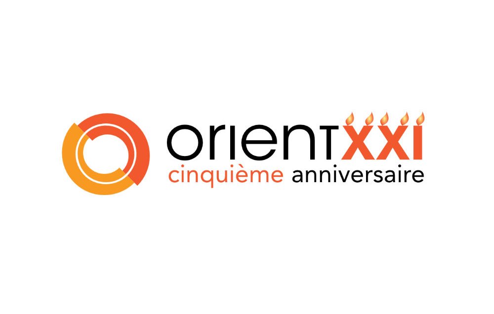 L'image présente un logo pour "Orient XXI", marqué par le texte "cinquième anniversaire". Le logo utilise des couleurs chaudes, comme l'orange, et présente un symbole circulaire stylisé à gauche du texte. Le design est moderne et festif, soulignant une occasion spéciale.