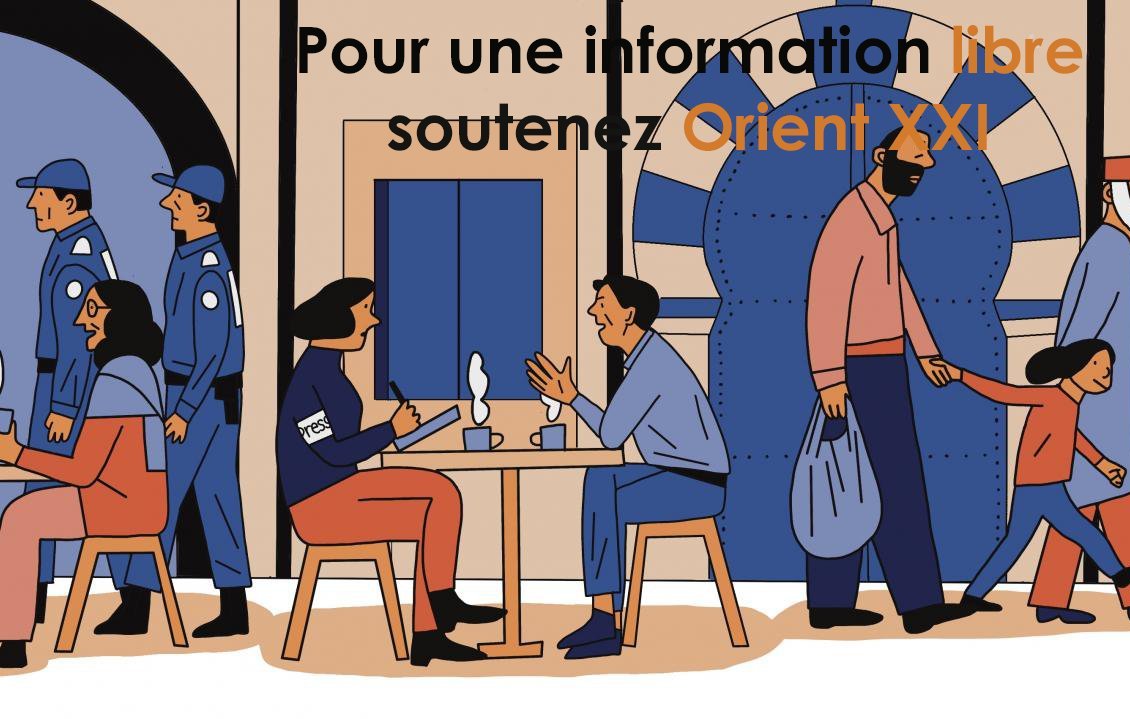 L'image montre une scène urbaine animée avec plusieurs personnages. À gauche, deux femmes sont assises à une table de café, l'une d'elles semble discuter tout en tenant une tasse. À droite, un homme avec une barbe et un enfant marchent ensemble, tandis que deux policiers en uniforme passent à proximité. En arrière-plan, on peut voir une porte décorée qui ajoute à l'ambiance. Le texte mentionne le soutien à "Orient XXI" pour une information libre.