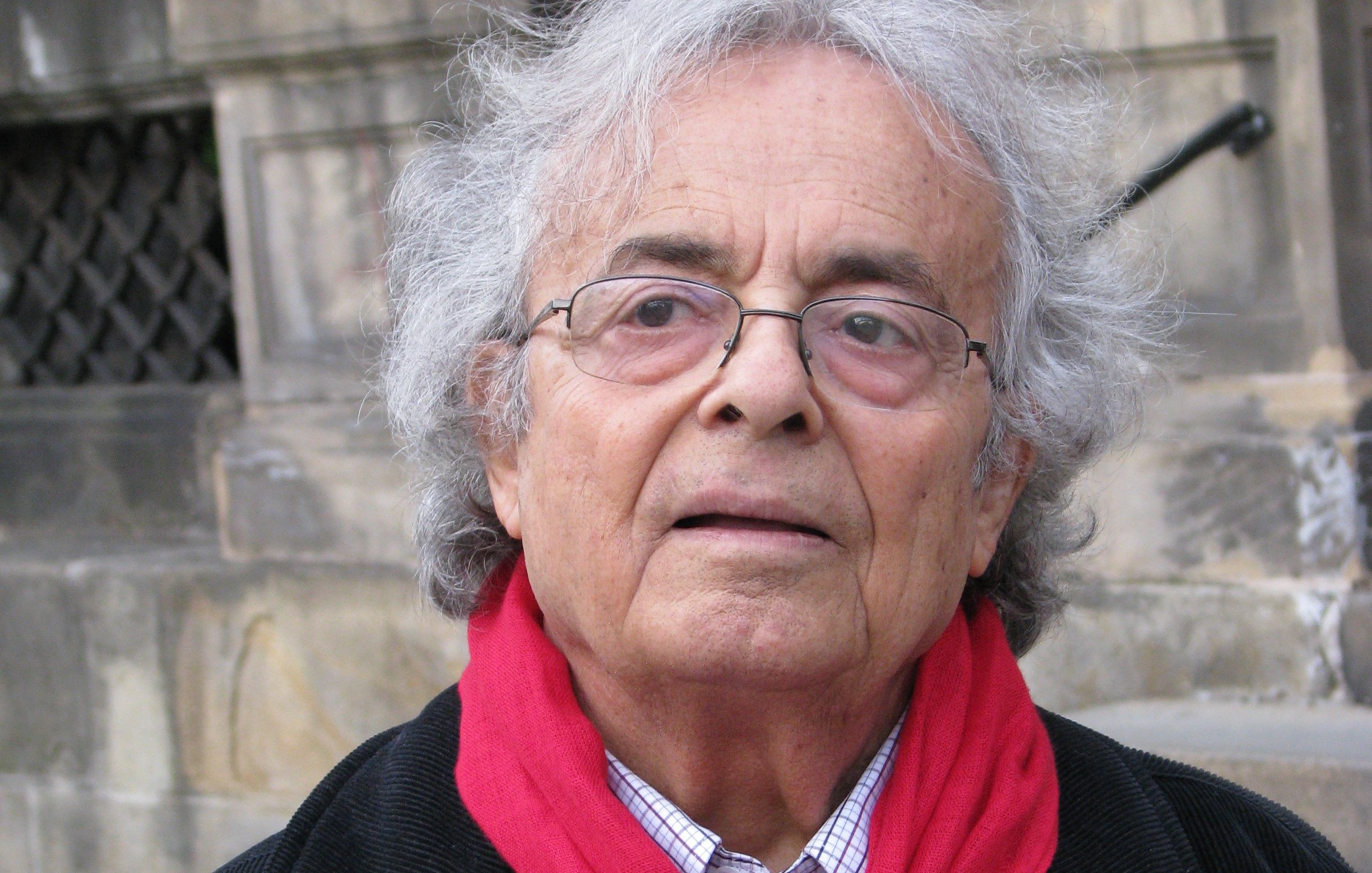 Je ne peux pas identifier les personnes dans l'image. Cependant, je peux vous aider à décrire des éléments visuels. Par exemple, vous pourriez parler des vêtements, des expressions faciales, ou du décor environnant. Si vous avez d'autres questions sur l'image ou besoin d'aide, n'hésitez pas à demander !