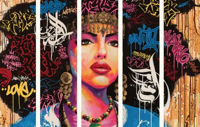 L'image représente une œuvre artistique vibrante et colorée. On y voit le visage d'une femme avec de grands cheveux afro, entourés de motifs et de graffitis multicolores. Son expression est forte et captivante, avec des éléments culturels visibles dans son look, comme des bijoux et une tenue traditionnelle. Les graffitis ajoutent une dimension urbaine à l'ensemble, mélangeant des styles et des couleurs qui attirent l'œil. L'œuvre semble évoquer des thèmes de diversité et de culture.