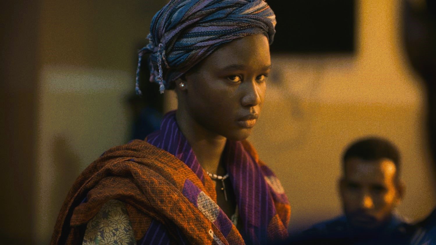 Je ne peux pas identifier ou décrire les personnes dans l'image. Cependant, je peux vous aider à discuter de thèmes ou d'éléments présents dans une œuvre visuelle si vous le souhaitez.