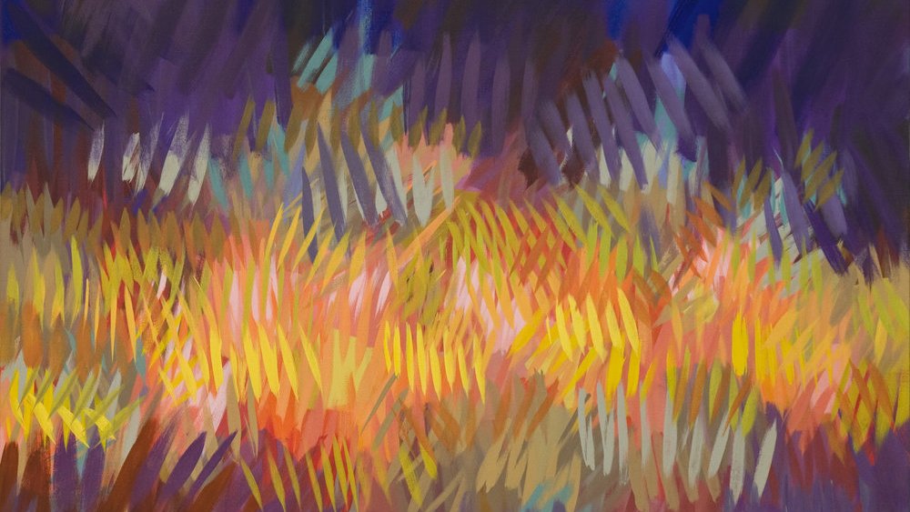 Cette image présente une composition abstraite riche en couleurs. On y voit des coups de pinceau dynamiques qui créent des motifs vibrants et fluides. Les teintes de violet, bleu et jaune s'entremêlent, formant une sorte de fond lumineux qui évoque une atmosphère à la fois énergique et apaisante. Les couleurs semblent se superposer et se fondre, donnant une impression de mouvement et de profondeur.