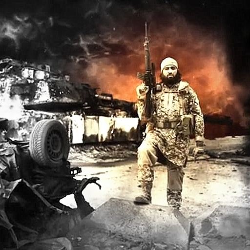 L'image montre un environnement de guerre avec des éléments de destruction. On peut voir un soldat armé au premier plan, portant un uniforme de camouflage. En arrière-plan, on distingue des véhicules militaires en ruines et une atmosphère sombre et chaotique, suggérant un conflit intense. Le contraste entre l'obscurité et les explosions de lumière dans le fond renforce le sentiment de tension et de danger.