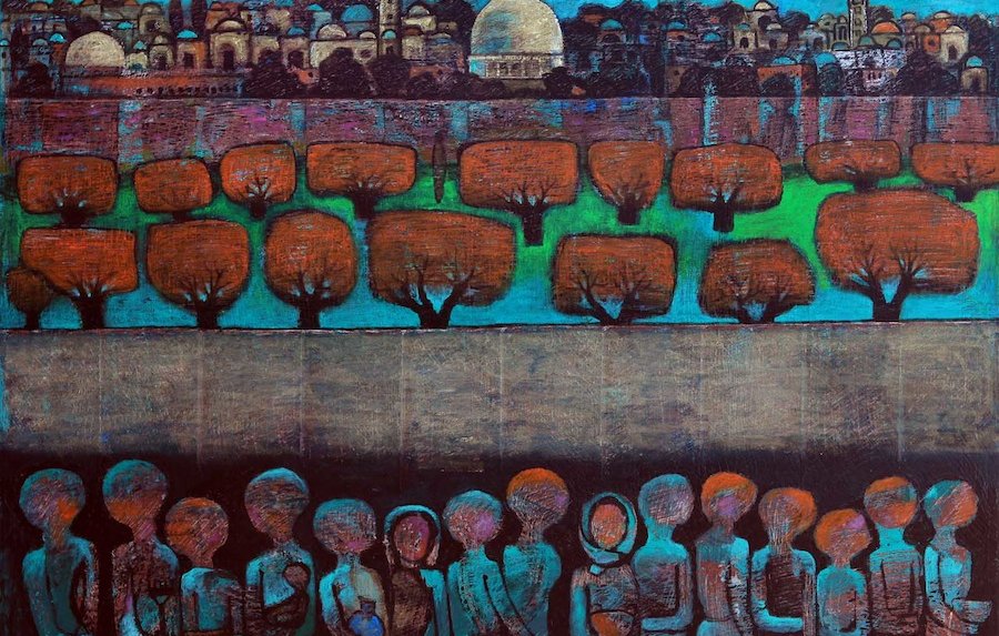 L'image montre une scène colorée et stylisée. Dans la partie supérieure, on aperçoit une ville avec des bâtiments aux formes variées, incluant un dôme, probablement représentant une ville historique. Le paysage est dominé par des arbres en silhouette orange qui contrastent avec un fond bleu et vert. En bas, une foule de silhouettes humaines est représentée, formant une ligne. Ces figures semblent attendre ou marcher ensemble, créant une ambiance de solidarité ou de rassemblement. Les couleurs vives et les formes stylisées donnent à l'ensemble une impression d'expression artistique forte.