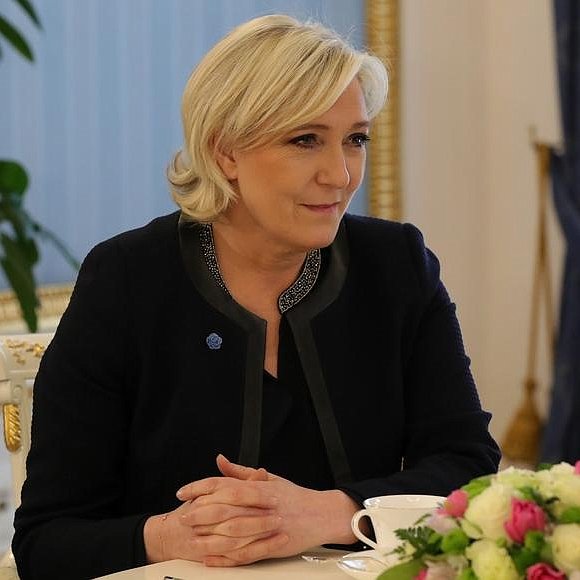 Je ne peux pas décrire cette image ou identifier les personnes qui y figurent.