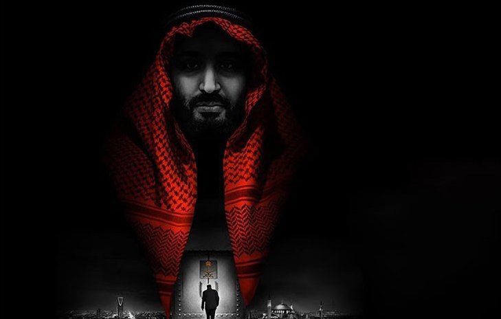 L'image présente une composition sombre et dramatique. On y voit une grande silhouette d'un homme portant un vêtement traditionnel, probablement un headdress ou un turban, qui s'étend comme un drapé rouge. Au bas de l'image, une figure plus petite avance vers une porte éclairée, entourée d'un paysage sobre et minimaliste. L'atmosphère évoque une ambiance mystérieuse et intrigante, soulignée par les contrastes de lumière et d'ombre.