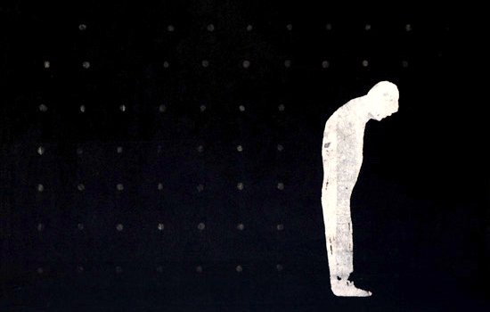 L'image présente un fond noir dominant, sur lequel se détache une silhouette blanche d'une personne courbée en avant. Cette posture évoque un sentiment de tristesse ou de contemplation. Le fond est parsemé de motifs discrets, ajoutant une texture à l'œuvre sans désigner de distraction. L'ensemble transmet une atmosphère de solitude et de réflexion intérieure.