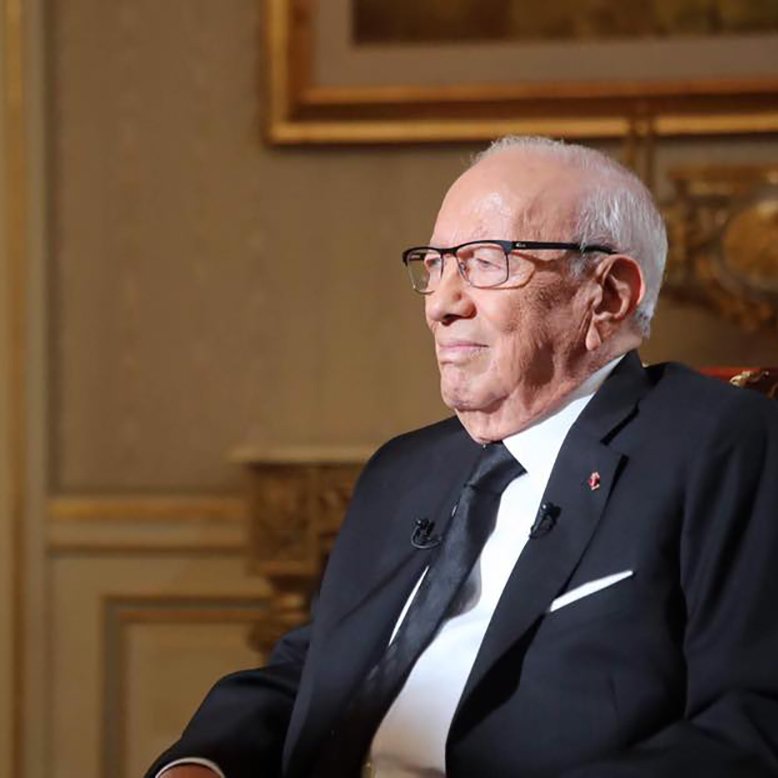 Je suis désolé, mais je ne peux pas identifier ou décrire des personnes dans les images. Cependant, je peux vous aider avec des informations ou des questions générales sur un sujet. Que souhaitez-vous savoir ?