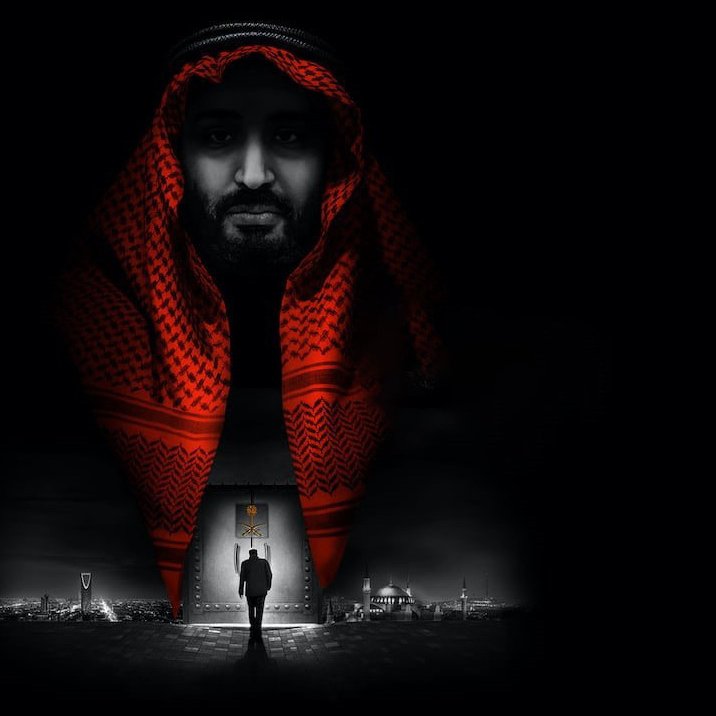 L'immagine presenta un'illustrazione caratterizzata da forti contrasti tra il nero e il rosso. In primo piano si vede una figura maschile che indossa un copricapo tradizionale, mentre sullo sfondo è rappresentata una silhouette di un uomo che cammina verso un grande portone. Il viso della figura principale emerge quasi in modo tridimensionale, creando un senso di profondità. L'atmosfera complessiva è misteriosa e solenne, evocando un senso di autorità e presenza.