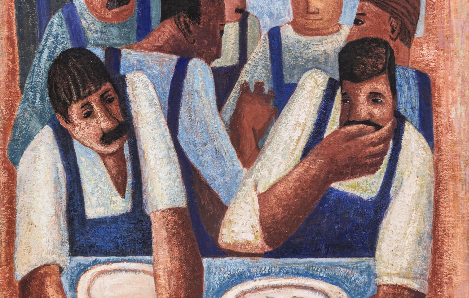 Une scène de repas collectif, des hommes autour de tables, avec des assiettes et du pain.