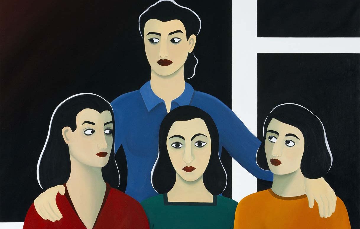 L'image représente un groupe de quatre femmes. Chacune d'elles a une expression neutre et semble contemplative. La femme au centre, portant une chemise bleue, se démarque par sa posture confiante et le fait qu'elle place une main sur l'épaule de la femme à sa droite. Les autres femmes portent des vêtements de couleurs variées : une blouse rouge, une blouse verte et une blouse orange. Le fond est sombre, ce qui met en valeur les figures et les couleurs vives de leurs vêtements. Les visages sont stylisés avec des traits simples et des yeux expressifs, créant une ambiance à la fois calme et intrigante.