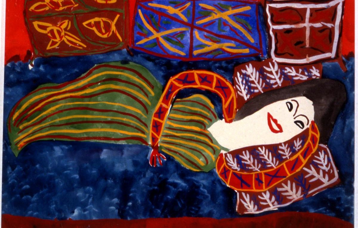 L'image présente une scène illustrée d'une femme allongée sur un lit. Elle est représentée avec un sourire, ses cheveux sombres encadrant son visage. La femme porte une robe à rayures vertes et rouges. Le fond est riche en couleurs, avec des motifs de poissons sur les coussins et des formes géométriques sur les muraux. L'ensemble crée une ambiance vibrante et expressive, caractéristique d'un style artistique moderne.