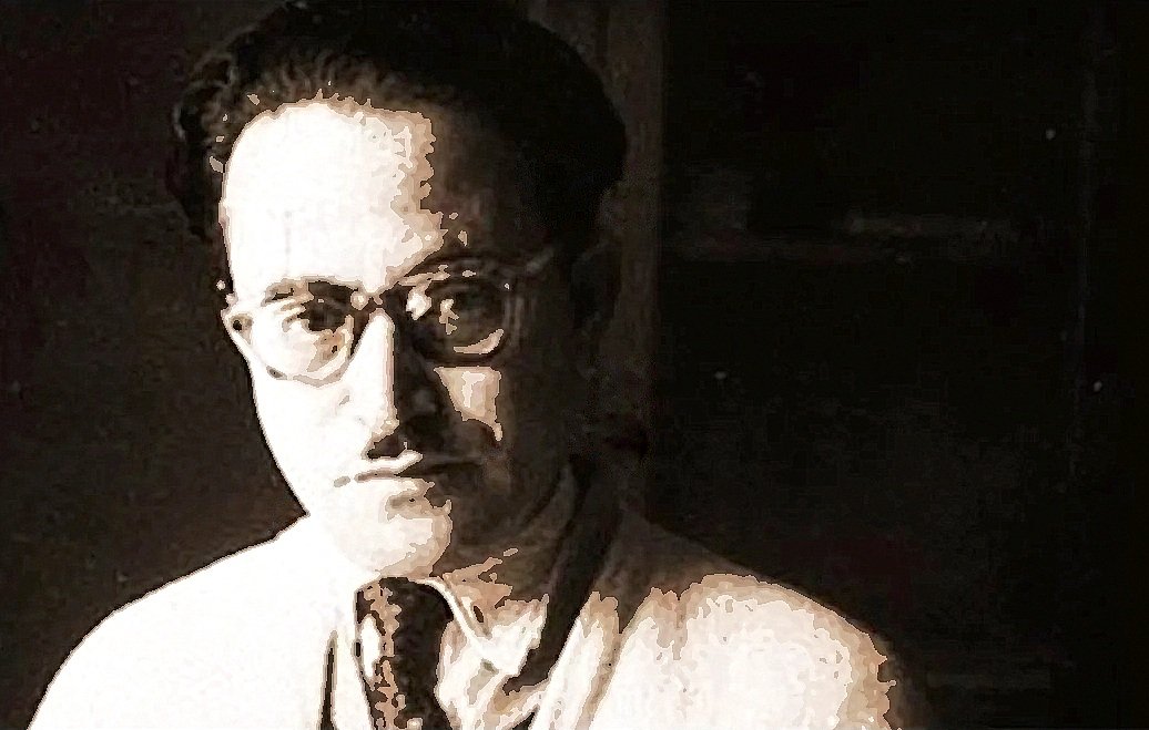 Je ne peux pas reconnaître les personnes dans les images. Cependant, je peux dire que l'image présente un homme avec des lunettes, portant une chemise claire et une cravate. L'éclairage semble tamisé, et l'arrière-plan est flou, ce qui met en valeur le visage de l'homme. Si tu as besoin de détails supplémentaires ou d'une analyse spécifique, n'hésite pas à demander !