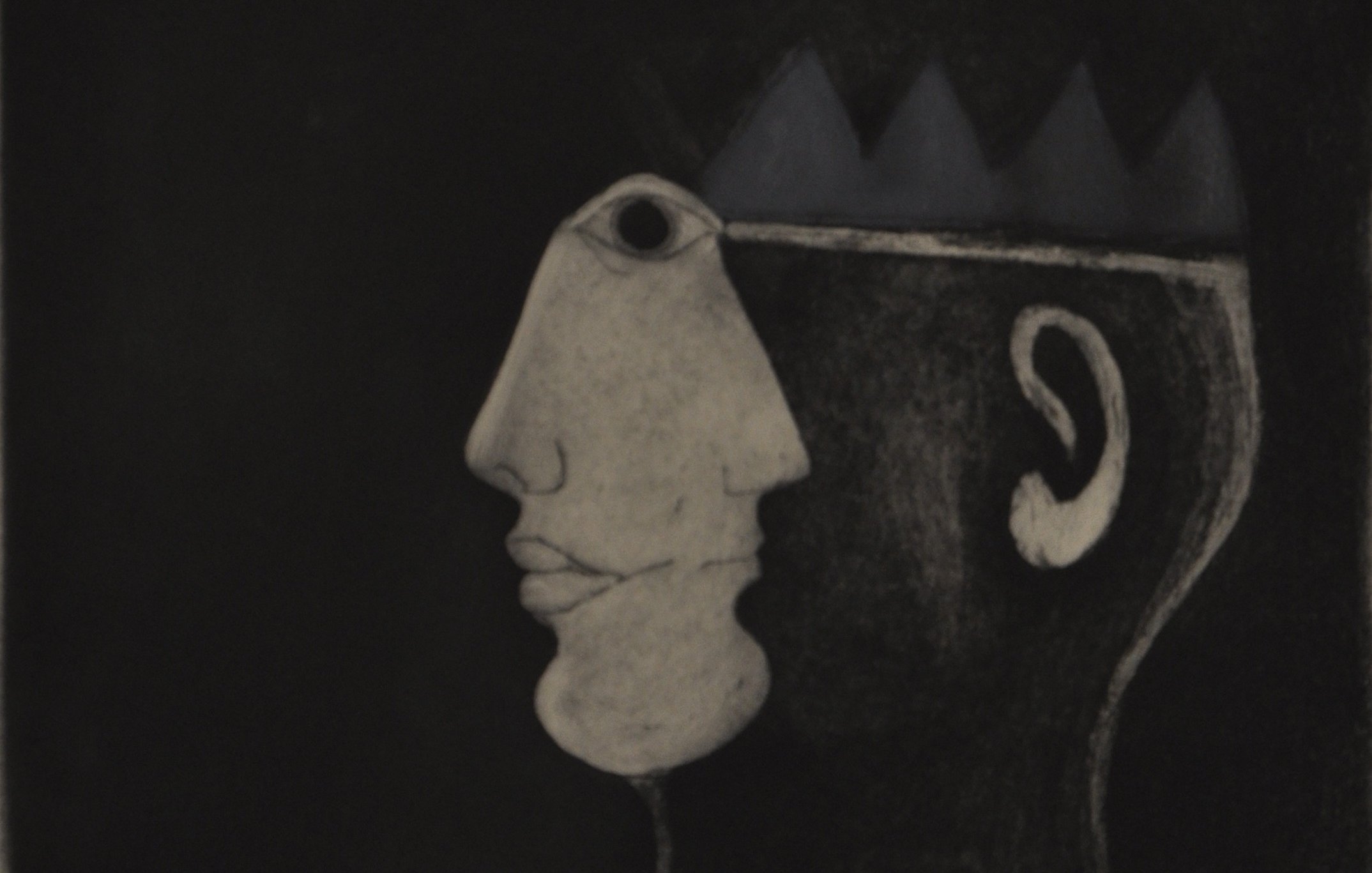 L'image présente un dessin en noir et blanc représentant un visage stylisé. Le profil d'un visage humain est visible à gauche, avec des traits esquissés, une bouche fermée et un regard fixe. À droite, un deuxième profil se dessine, légèrement tourné, avec une forme de tête plus géométrique. Au sommet, une sorte de couronne ou de forme triangulaire ajoute une dimension symbolique. L'arrière-plan est sombre, mettant en avant les contours des visages et créant une atmosphère mystérieuse.