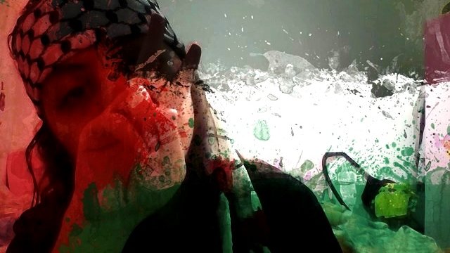 L'image présente une personne avec un foulard à motifs, probablement en lien avec un symbole culturel. L'arrière-plan est flou et artistique, avec des éclaboussures de couleurs qui créent un effet visuel dynamique. L'expression de la personne semble réfléchie, ajoutant une touche d'émotion à la composition. L'ensemble transmet une atmosphère engageante et intrigante.