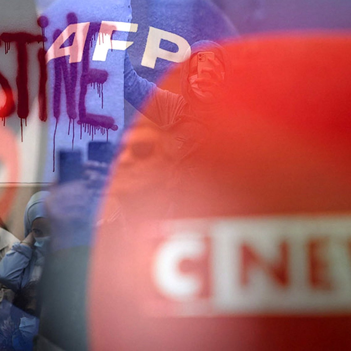 L'image présente une scène de manifestation. On peut voir un graffiti rouge avec le mot "PALESTINE" écrit en grandes lettres. En arrière-plan, on distingue des personnes rassemblées, certaines portant des masques. Des emblèmes de médias, comme "AFP" et "CNEWS", sont également visibles, suggérant une couverture médiatique de l'événement. L'atmosphère semble être chargée d'émotion et de revendication.